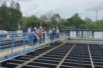 Durante el recorrido, los participantes conocieron las etapas de captación, tratamiento, bombeo y distribución de agua potable, así como el funcionamiento de los equipos e infraestructuras involucrados en estos procesos.