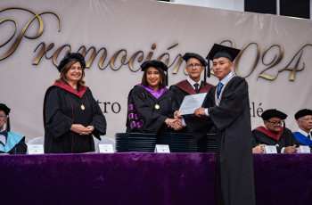 La Dra. Ángela Laguna, Rectora de la UTP hace entrega de diplomas.