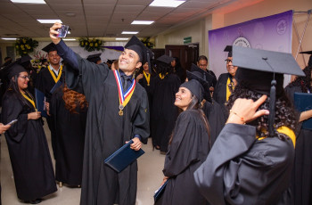 Un grupo de estudiantes de la promoción 2024 de la FII culminan sus estudios universitarios. 