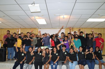 Estudiantes de la Facultad de Ingeniería de Sistemas Computacionales en Bocas del Toro.
