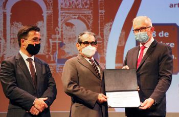 Embajador de Francia en Panamá S. E. Arnaud de Sury y el representante de Hcéres, Antoine Devoucoux Du Buysson, durante entrega certificado de Acreditación al Ing. Héctor Montemayor, Rector de la UTP.