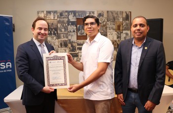 El escritor Ronald Medina recibiendo su premio.