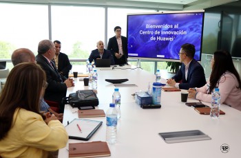 El rector de la UTP, Dr. Omar Aizpurúa, fue recibido en el Centro de Innovación Huawei.