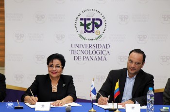 Mgtr. Alma Urriola, Vicerrectora Académica, en representación del Rector de la UTP, firma convenio con la Universidad Corporativa de Corhuila.