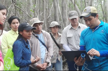 Estudiantes que participan del seminario en practica de campo en Humedales en Punta Chame