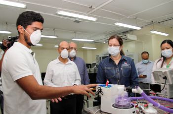 Investigadores y estudiantes de la UTP realizan las pruebas del primer prototipo de humidificador.
