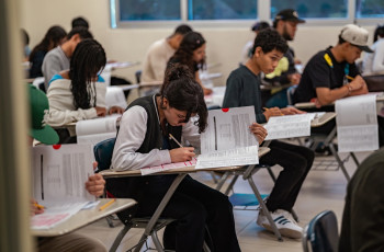 Estudiantes realizan la prueba de admisión.