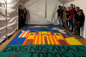 La Subdirección de Vida Universitaria del Centro Regional de Veraguas participó por segundo año consecutivo de la elaboración de alfombras pictóricas para conmemorar la celebración del Corpus Christi en Atalaya, el sábado 21 de junio.