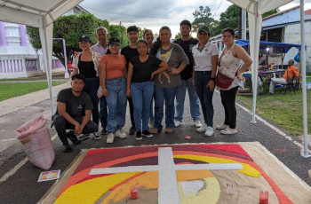 La Subdirección de Vida Universitaria del Centro Regional de Veraguas, a través de la Coordinación de Servicio Social Universitario, participó de la elaboración de alfombras pictóricas para conmemorar la Celebración del Corpus Christi en Atalaya, el sábado 1 de junio.