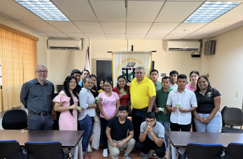 La Subdirección de Vida Universitaria del Centro Regional de Veraguas a través del Departamento de Bienestar Estudiantil, realizó la entrega de bonos navideños a 16 estudiantes, el 12 de diciembre.