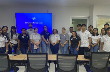 Estudiantes de tercer año de la Licenciatura en Mercadeo y Negocios Internacionales y de cuarto año de la Licenciatura en Logística y Transporte Multimodal del Centro Regional de Veraguas realizaron una gira académica a las instalaciones de la Compañía Azucarera La Estrella, S.A., el 27 de junio.