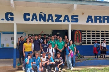 Estudiantes de III Año de la Licenciatura en Ingeniería de Sistemas y Computación del Centro Regional de Veraguas dictaron cursos a miembros de la comunidad educativa del C.E.B.G. Cañazas Arriba, el 27 de septiembre.