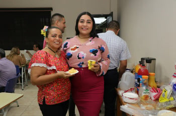 La Unidad de Personal y el Departamento de Orientación Psicológica del Centro Regional de Veraguas organizaron un desayuno en conmemoración al XLIII Aniversario de nuestra institución, el martes 13 de agosto.