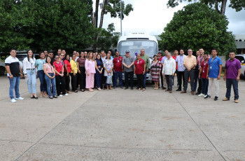 El Rector Dr. Omar Aizpurúa Pino realizó la entrega de un nuevo autobús Hyundai County año 2024, un desfibrilador y un electrocardiógrafo al Centro Regional de Veraguas, el jueves 18 de julio.