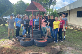 Estudiantes de I Año de la Licenciatura en Logística y Transporte Multimodal del Centro Regional de Veraguas donaron un pozo hecho con materiales reciclables, el 15 de julio.