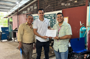Estudiantes de tercer año de la Licenciatura en Mecánica Industrial del Centro Regional de Veraguas recibieron una capacitación de soldadura por el Servicio Técnico Autorizado de la empresa Steel Welding & Más, el sábado 12 de julio. 