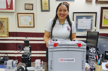 La Facultad de Ingeniería Mecánica realizó la entrega de un mini torno fresadora UNIMAT CNC, de la marca The Cool Tool, a su Extensión en el Centro Regional de Veraguas, el 7 de enero.