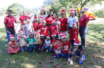 El Departamento de Orientación Psicológica del Centro Regional de Veraguas realizó un pequeño agasajo navideño en el Parque Santiago Apóstol, donde participaron 20 niños de la Escuela de San Antonio, el pasado 12 de diciembre.