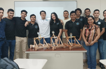 Estudiantes de II Año de la Licenciatura en Ingeniería Electromecánica del Centro Regional de Veraguas presentaron proyectos sobre cálculos de tiro parabólico con Catapulta usando el programa Tracker, el 26 de noviembre.