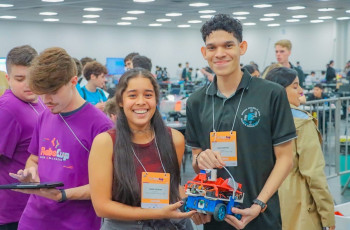 Alan Sánchez y Anais Aguilar, estudiantes de la Licenciatura en Ingeniería Electromecánica del Centro Regional de Veraguas, tuvieron una destacada participación en la RoboCup 2025, celebrada en Salvador de Bahía, Brasil; del 15 al 21 de julio. Créditos: SENACYT.