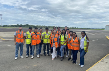 Estudiantes de tercer y cuarto año de la Licenciatura en Logística y Transporte Multimodal realizaron una gira académica al Aeropuerto Internacional Scarlett Martínez, el 4 de julio.