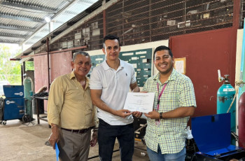 Estudiantes de tercer año de la Licenciatura en Mecánica Industrial del Centro Regional de Veraguas recibieron una capacitación de soldadura por el Servicio Técnico Autorizado de la empresa Steel Welding & Más, el sábado 12 de julio.