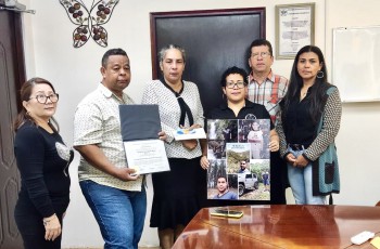 Autoridades del Centro Regional entrega Diploma Post Mortem a familiares de César de Jesús Ureña.