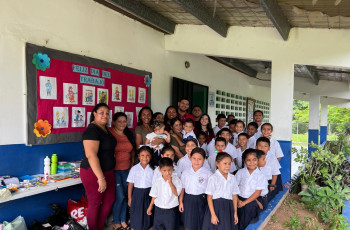 La agrupación Alianza Estudiantil Sección Veraguas, por medio de la Coordinación de Servicio Social Universitario, llevó a cabo la entrega de donaciones a la Escuela de Los Montes de Río de Jesús, el lunes 27 de mayo.