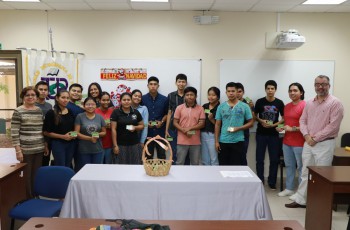 La Subdirección de Vida Universitaria del Centro Regional de Veraguas, a través del Departamento de Bienestar Estudiantil, realizó la entrega de bonos navideños a 20 estudiantes, el 13 de diciembre.