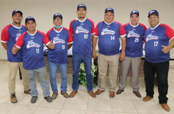 La Comisión de Softbol del Centro Regional de Veraguas hizo entrega formal de los uniformes al equipo de Softbol Masculino Categoría Veterano de cara a los próximos torneos nacionales, el viernes 9 de febrero.