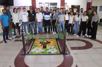 Estudiantes de III Año de las Licenciaturas en Ingeniería Industrial e Ingeniería Mecánica del Centro Regional de Veraguas, organizaron la novena versión de la Exhibición de Alfombras Pictóricas alusivas a la Semana Mayor, el miércoles 27 de abril.