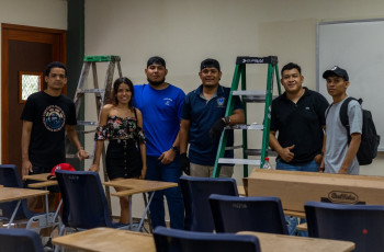 La Unidad de Mantenimiento del Centro Regional de Veraguas, en conjunto con la Coordinación de Extensión de la Facultad de Ingeniería Eléctrica, organizaron diferentes jornadas con estudiantes para realizar mantenimientos eléctricos en las instalaciones del Centro, del 5 al 9 de febrero.
