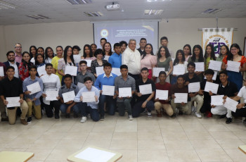 La Subdirección de Vida Universitaria del Centro Regional de Veraguas, a través del Departamento de Bienestar Estudiantil, llevó a cabo el acto de reconocimiento a los estudiantes del programa de Mención Honorífica 2024, el viernes 23 de febrero.