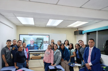 El grupo de estudiantes del C.R. Panamá Oeste se toman una foto en frente de la pantalla interactiva y agradecen al profesor Saldarriaga por la clase 