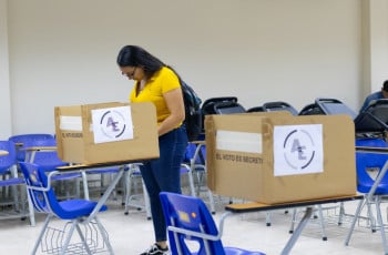 La comunidad universitaria del Centro Regional de Veraguas participó de un simulacro de elecciones presidenciales, organizado por el grupo Alianza Estudiantil Sección Veraguas, el martes 30 de abril. Créditos: Melvin Mendoza.