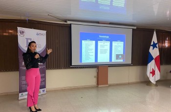 La Dra. Yessica Sáez, Investigadora Principal del Proyecto Elena, presentó los objetivos y la metodología planteada para el desarrollo del mismo.