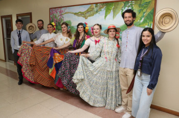 Estudiantes de intercambio con trajes típicos panameños Estudiantes de intercambio y miembros de la DRI vestidos con atuendos típicos panameños en un pasillo de la UTP.