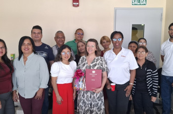 Equipo de Biblioteca Central UTP. La Directora Jessica Drakes y su equipo de Biblioteca junto a la visitante de UMA.