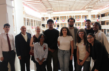 Estudiantes, coordinador de movilidad y guía de Cancillería posan en la Plaza de los Libertadores