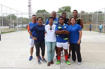 Integrantes del equipo de Deportes campeón de la Liga Mixta de Voleibol de la UTP.