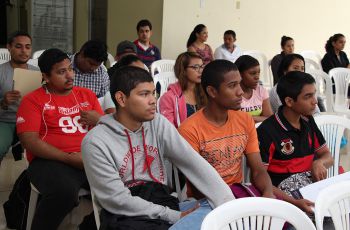 Estudiantes observan  las técnicas y métodos del cibercrimen.