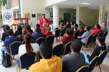 Estudiantes del Centro de Tele Educación, Dr. Víctor Levi Sasso participan de la misa.