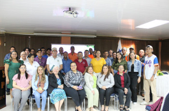 Personal administrativo y estudiantes colaboran en dinámicas de economía plateada, integrando la experiencia de adultos mayores con la innovación juvenil.