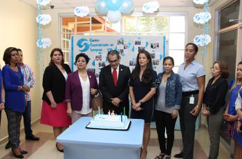 Autoridades, administrativos  y estudiantes celebran el 19 Aniversario del Centro de Lenguas de la UTP.