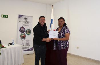 Ing. Yaneth Gutiérrez entrega certificado a Licdo. Grey Diaz, expositor. 