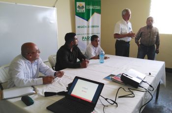 Mesa principal de la reunión con productores de cebolla