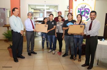 Rector de la UTP entrega equipo de Informática en el Centro Regional de Veraguas.