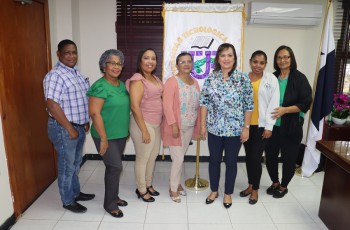 La Dra. Josefina Camargo, directora General de Recursos Humanos, junto con autoridades del C. R. de Colón.