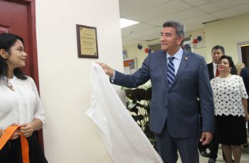 Rector, Dr. Oscar Ramírez, Devela Placa del salón de Estudios en memoría al Dr. Eduardo Pravia