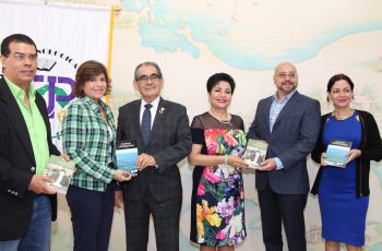 Escritores Panameños entregaron obra publicados al Rector de la UTP.